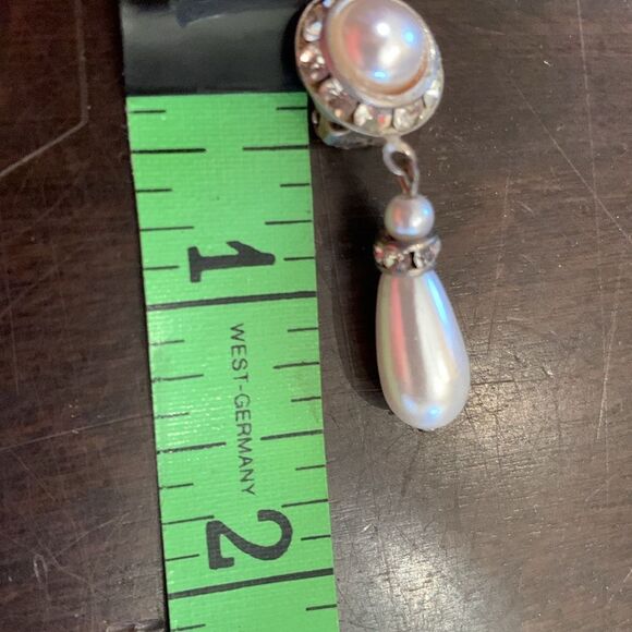 Vintage pearl and rhinestone teardrop clip earrings - Picture 4 of 4